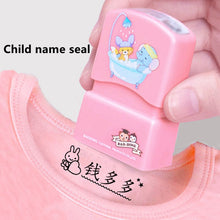 Load image into Gallery viewer, Custom Made Baby Naam Stempel Diy Kinderen Naam Seal Student Kleding Hoofdstuk Niet Gemakkelijk Vervagen Security Naam stempel